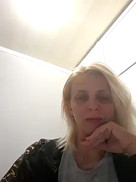 MiaLove183 online show from May 7, 2026, 1:38 pm