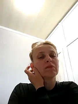 MiaLove183 online show from May 17, 2026, 8:01 am