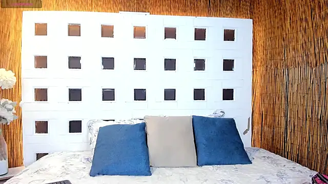 andreazoe online show from April 15, 2026, 1:51 pm