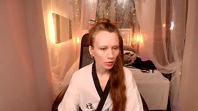 NicoleMiless online show from April 14, 2026, 12:33 pm