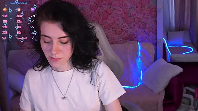 CurleyBlueEyes online show from April 1, 2026, 1:41 pm