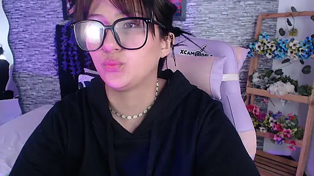 Snapshot of eyes_moonn chatting on June 15, 2026, 2:19 pm eyes moonn online show from June 15, 2026, 2:19 pm