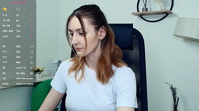 LoraLanett online show from April 18, 2026, 2:43 pm