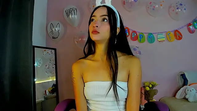 Snapshot of Daphne_Rosse chatting on April 5, 2026, 12:02 pm Daphne Rosse online show from April 5, 2026, 12:02 pm