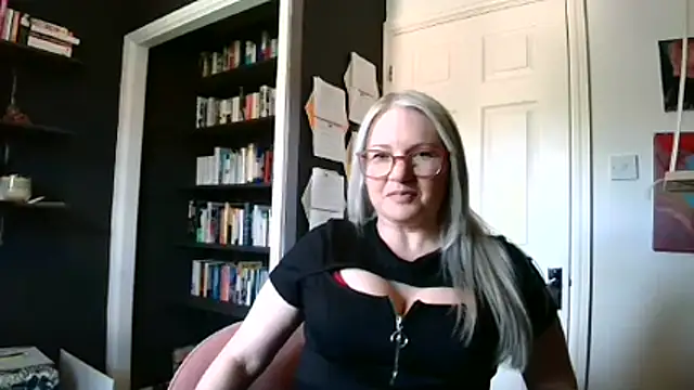 Snapshot of EmberSinn chatting on April 28, 2026, 10:53 am EmberSinn online show from April 28, 2026, 10:53 am