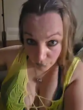 Queenemerald online show from July 4, 2026, 4:40 am