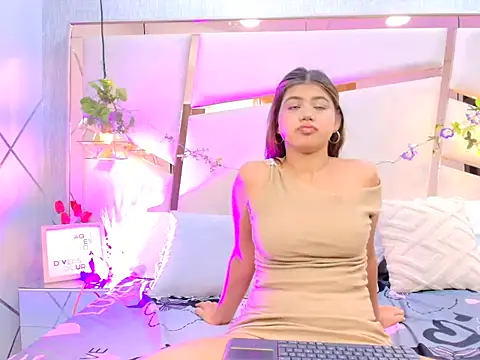 Snapshot of WinnieClarke chatting on April 1, 2026, 12:06 pm WinnieClarke online show from April 1, 2026, 12:06 pm