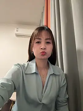 Snapshot of Yang_218 chatting on May 1, 2026, 2:43 pm Yang 218 online show from May 1, 2026, 2:43 pm
