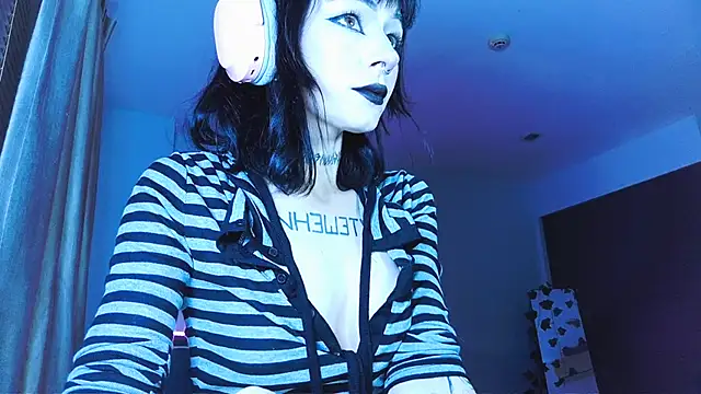 Snapshot of H3xD0ll chatting on April 3, 2026, 11:14 pm H3xD0ll online show from April 3, 2026, 11:14 pm