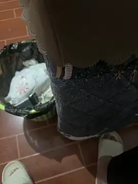 yingzi003 online show from April 2, 2026, 2:04 pm