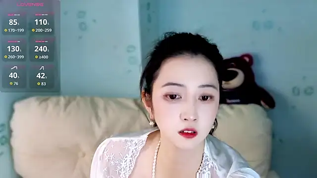 Snapshot of summer_uu chatting on May 8, 2026, 6:35 pm summer uu online show from May 8, 2026, 6:35 pm
