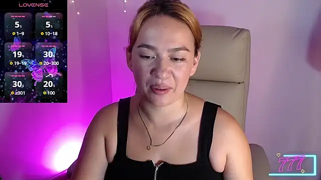 Snapshot of Carolina_2403 chatting on May 3, 2026, 8:48 pm Carolina 2403 online show from May 3, 2026, 8:48 pm