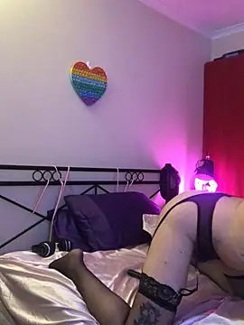 courtney1982 online show from May 22, 2026, 8:58 pm