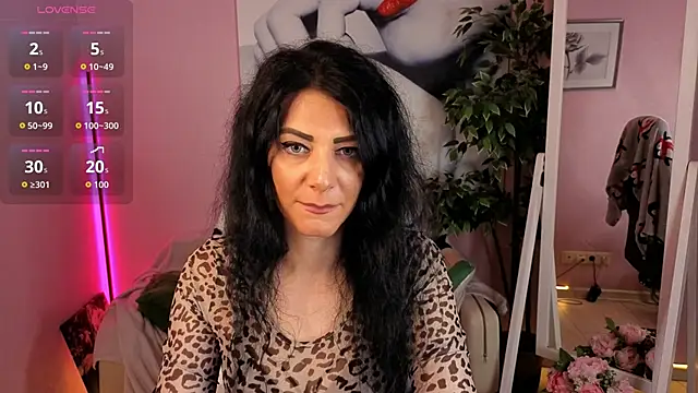 Snapshot of Ophyrix chatting on April 4, 2026, 10:02 am Ophyrix online show from April 4, 2026, 10:02 am