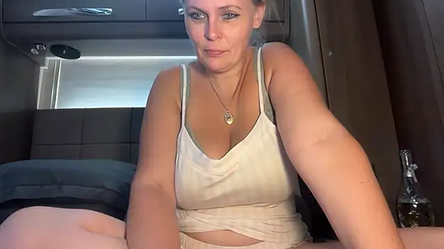 Snapshot of BustySwingingSlut chatting on June 27, 2026, 8:14 pm BustySwingingSlut online show from June 27, 2026, 8:14 pm