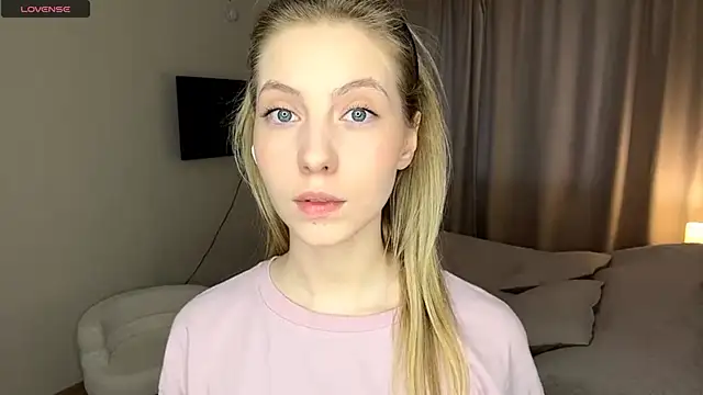 Snapshot of SofiaVelour chatting on April 2, 2026, 1:20 pm SofiaVelour online show from April 2, 2026, 1:20 pm