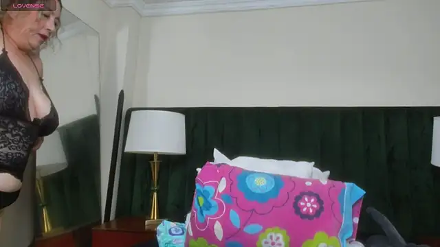 Snapshot of RoxanneSquirt chatting on May 15, 2026, 11:56 pm RoxanneSquirt online show from May 15, 2026, 11:56 pm