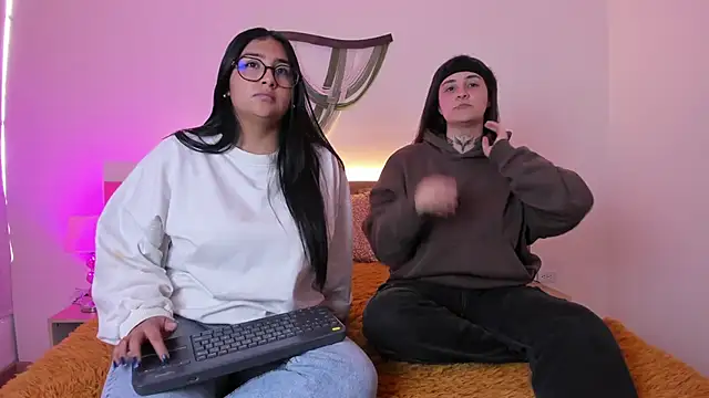 Elisa n Emma online show from April 1, 2026, 8:06 pm