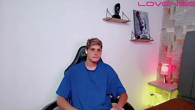 flaquito    online show from April 5, 2026, 8:28 pm