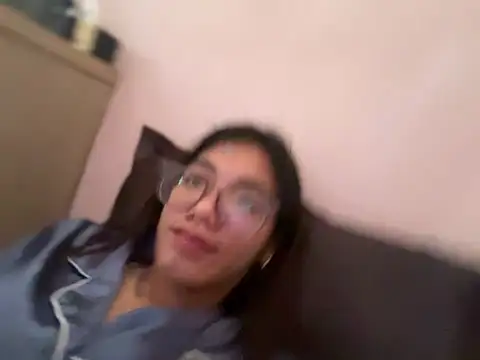 Akari hunt online show from April 7, 2026, 11:04 pm