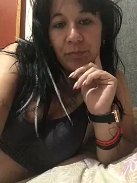 Snapshot of Laacoluu chatting on April 25, 2026, 2:47 am Laacoluu online show from April 25, 2026, 2:47 am