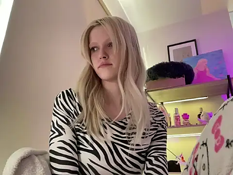 StellinaLuna online show from April 14, 2026, 4:02 pm