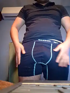 DavidGomez19x online show from April 18, 2026, 5:33 am