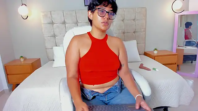 Snapshot of roxy_sweet18 chatting on April 7, 2026, 8:53 pm roxy sweet18 online show from April 7, 2026, 8:53 pm