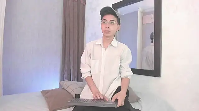 Snapshot of youn_rider chatting on May 19, 2026, 7:53 pm youn rider online show from May 19, 2026, 7:53 pm
