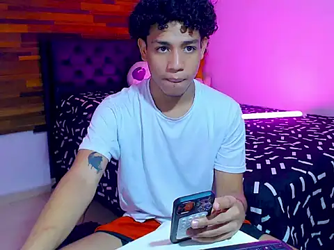 aarom  online show from April 14, 2026, 1:11 am