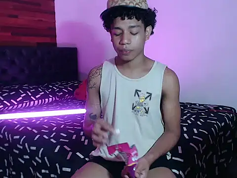 aarom  online show from April 17, 2026, 11:52 pm