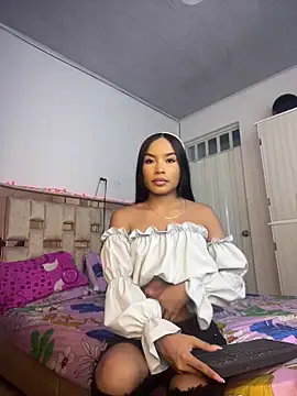 pocahontasbaby  online show from May 27, 2026, 5:26 am