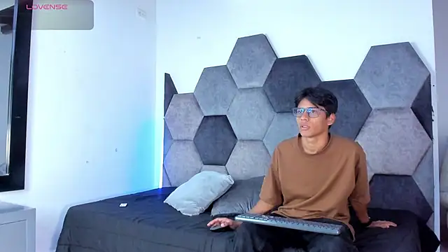 LiamKron online show from April 9, 2026, 11:37 am