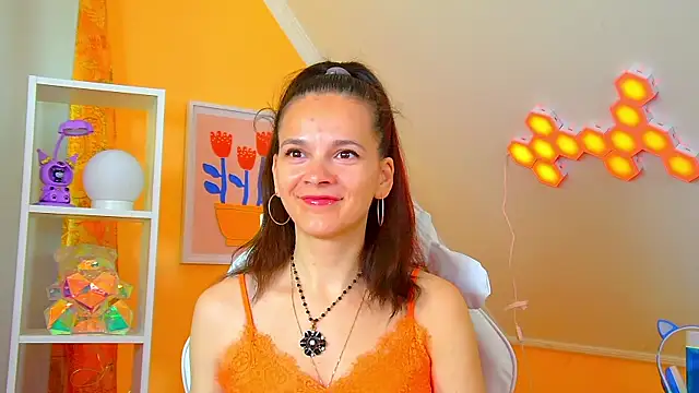 Snapshot of LeonaLane chatting on May 14, 2026, 6:31 am LeonaLane online show from May 14, 2026, 6:31 am