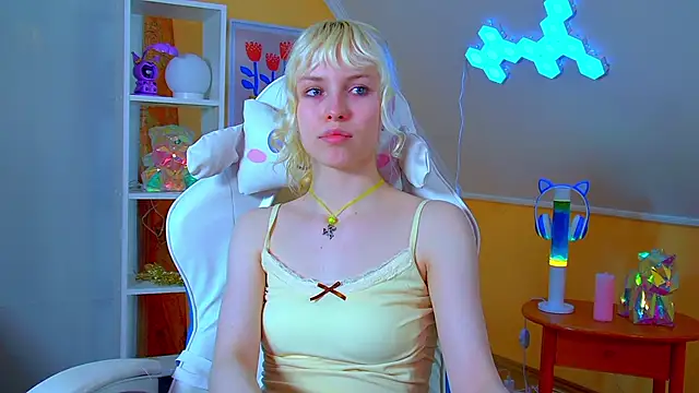 HannahHollis online show from June 17, 2026, 6:20 pm