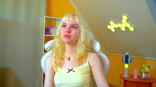 HannahHollis online show from June 25, 2026, 6:18 am