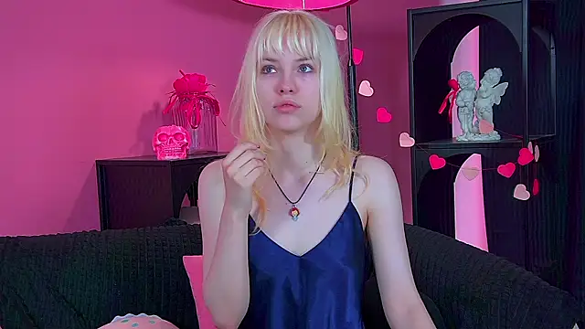 HannahHollis online show from July 18, 2026, 6:06 am