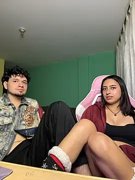 hotlatinocouple   online show from May 15, 2026, 11:01 pm