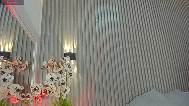 SCARLETTHUNT  online show from April 10, 2026, 8:13 pm