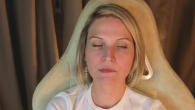 Snapshot of angelina_wings chatting on April 15, 2026, 10:21 pm angelina wings online show from April 15, 2026, 10:21 pm