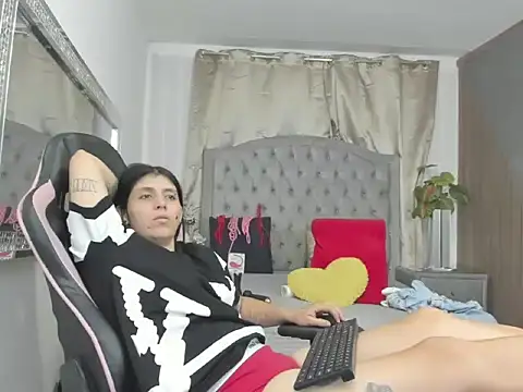 Snapshot of LunaANDMaria chatting on April 30, 2026, 2:51 am LunaANDMaria online show from April 30, 2026, 2:51 am