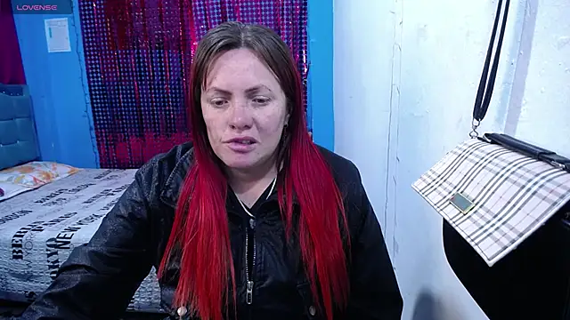 carolinhe26 online show from May 4, 2026, 7:54 pm