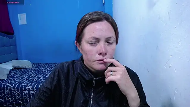 carolinhe26 online show from May 13, 2026, 9:11 pm