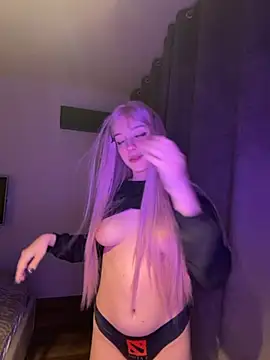 Yui and Raiden online show from April 11, 2026, 4:22 pm