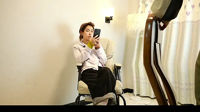 Mia--11 online show from April 13, 2026, 1:38 pm