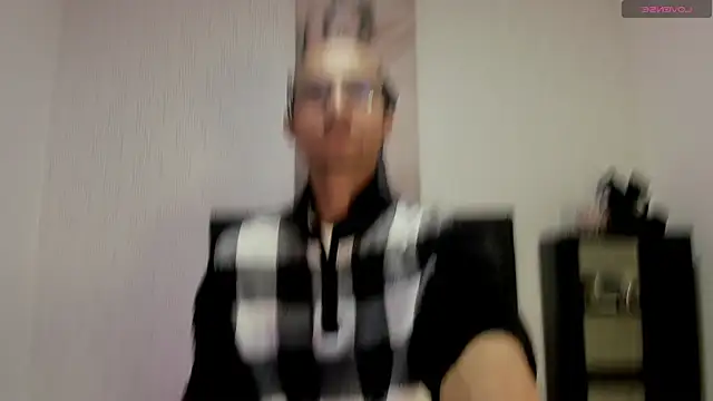 Snapshot of Oliver_Goldberg chatting on April 13, 2026, 2:11 pm Oliver Goldberg online show from April 13, 2026, 2:11 pm