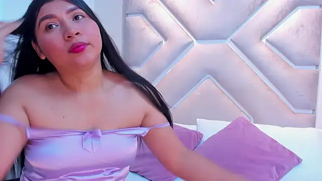 Lunaa Queen  online show from April 16, 2026, 7:47 pm