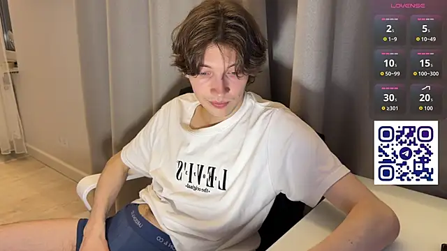 Snapshot of swaggenjoyer chatting on June 9, 2026, 8:20 pm swaggenjoyer online show from June 9, 2026, 8:20 pm
