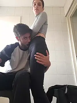 Snapshot of catsqueens chatting on April 15, 2026, 5:53 pm catsqueens online show from April 15, 2026, 5:53 pm