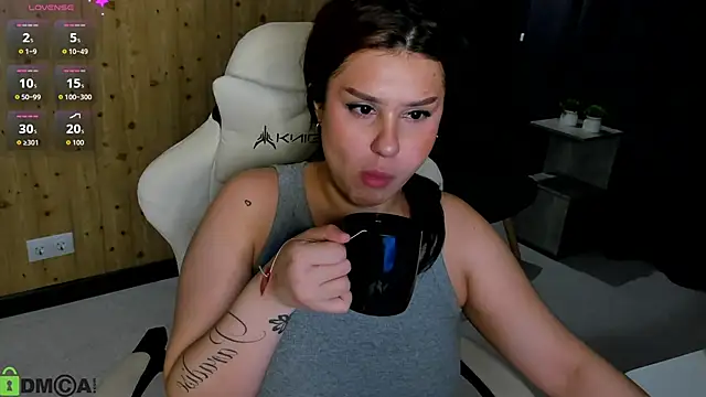nicolewoss online show from June 16, 2026, 3:20 am